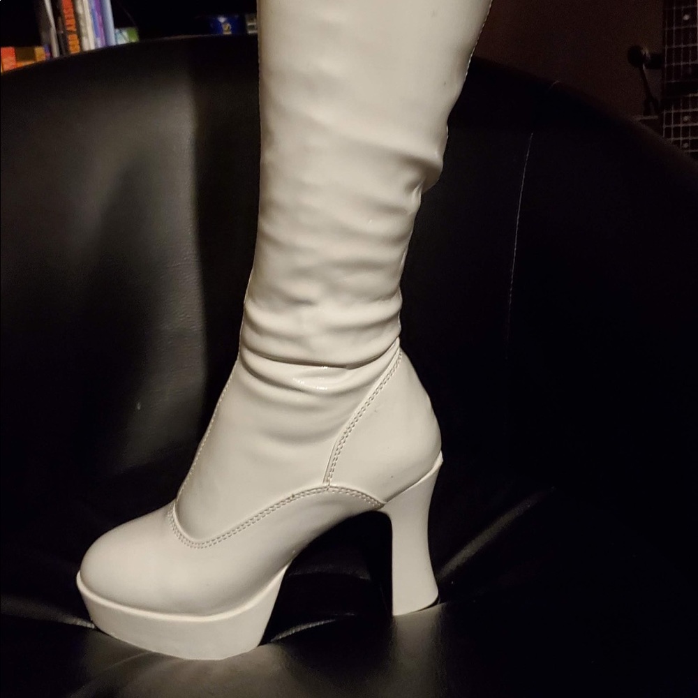 FUNTASMA White vynil Go-Go Boots SZ 6